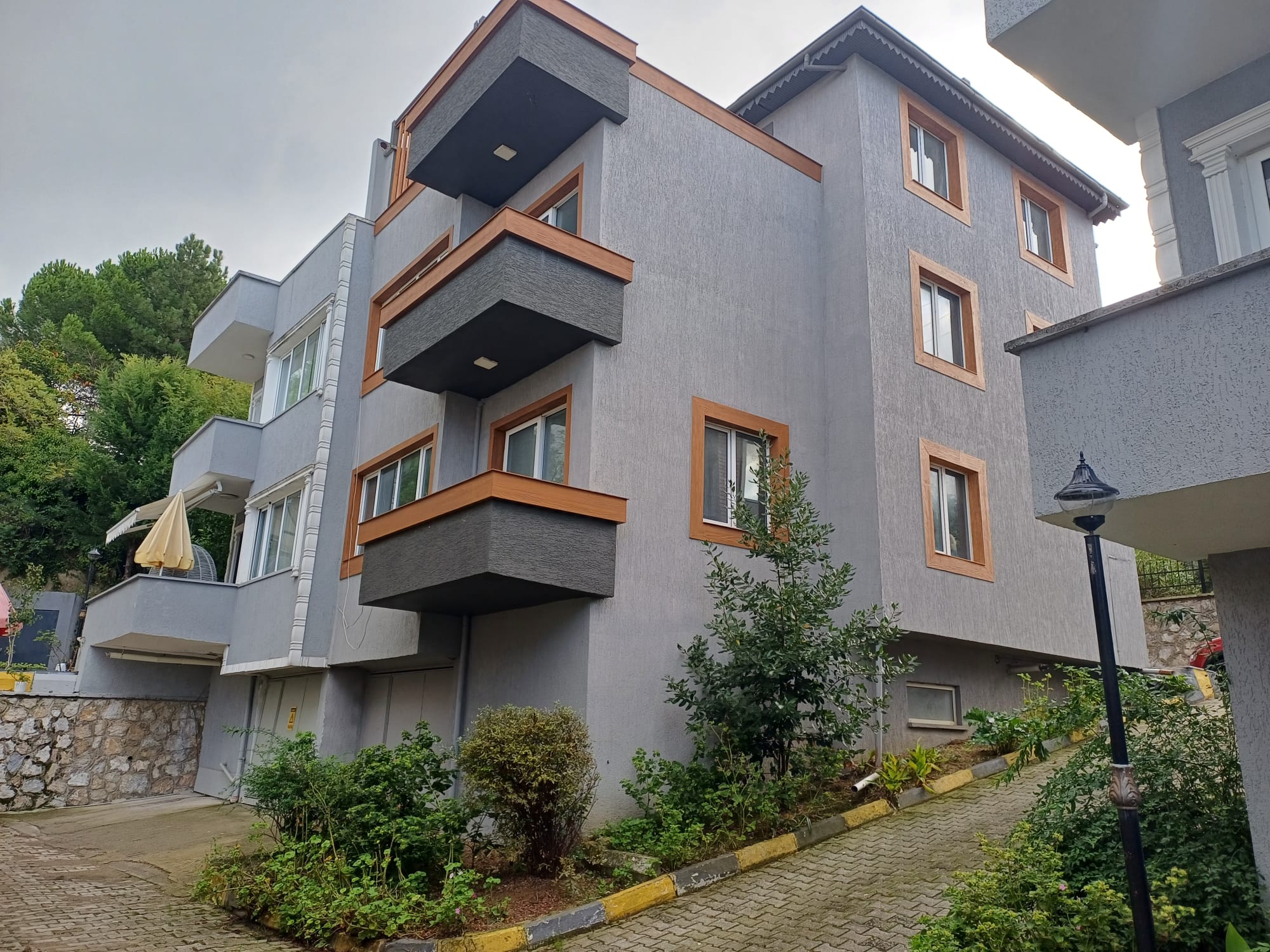 🏡 KORU BELDESİ ELİT SİTESİ’NDE BAKIMLI, DENİZ MANZARALI İKİZ VİLLA!